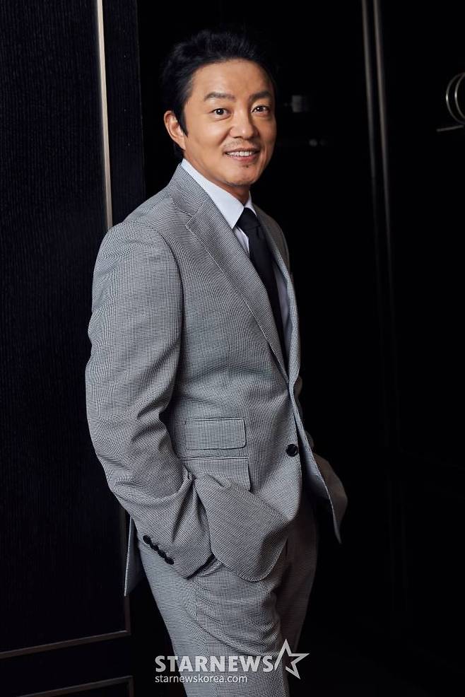 영화 '컴백홈'(감독 이연우)의 주연배우 이범수가 29일 진행된 라운드 인터뷰를 위해 포즈를 취하고 있다. 모든 것을 잃고 15년 만에 고향으로 내려오게 된 무명 개그맨 기세(송새벽 분)가 거대 조직의 보스가 되면서 벌어지는 이야기 '컴백홈'은 10월 5일 개봉예정이다. /사진제공=날개엔터테인먼트 2022.09.29 /사진=이동훈 기자 photoguy@