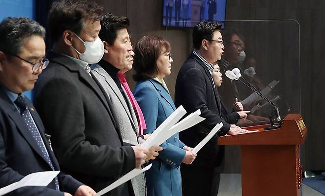 국회 환경노동위원회가 노동조합법 개정안을 통과시키자 정부와 여당, 재계가 거세게 반발하고 있다.[사진=뉴시스]