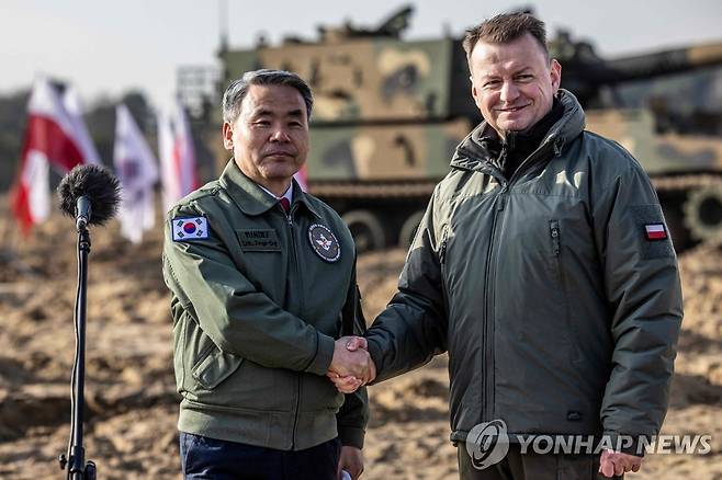 한·폴란드 국방장관회담 개최    (바르샤바 AFP=연합뉴스) 이종섭 국방부 장관이 23일(현지시간) 폴란드군의 K9 실사격 시범을 본 후 마리우시 브와슈차크 폴란드 부총리 겸 국방부 장관과 악수하고 있다.