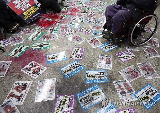 '이런 저런 흔적' 13일 오전 서울 용산구 삼각지역 승강장에서 열린 '시민과 함께하는 달보기 운동 함께 선언 기자회견'에서 전국장애인차별철폐연대 회원들이 바닥에 붙힌 전장연의 주장과 구호가 담긴 스티커 위로 락카 스프레이가 뿌려져 있다. 2023.2.13 [연합뉴스 자료사진]