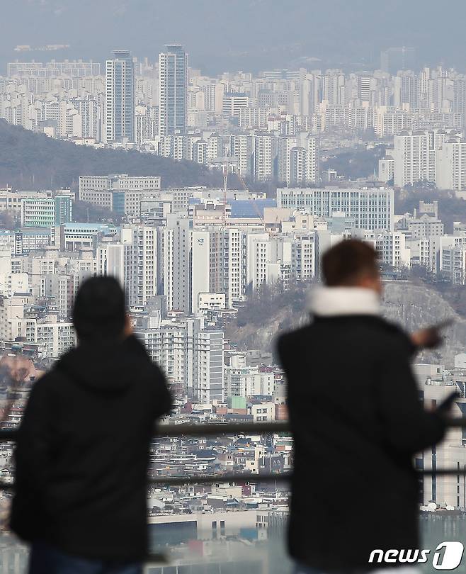 사진은 이날 오후 남산타워에서 바라본 아파트 단지 모습. 2023.2.24/뉴스1 ⓒ News1 김민지 기자