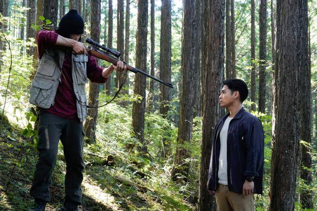 경찰 아가와(오른쪽)는 작은 시골 마을에 부임하고, 마을 사람들의 괴이한 비밀을 알게 된다. 월트디즈니컴퍼니 코리아 제공