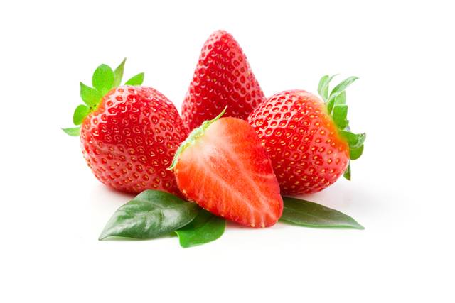 딸기 꼭지는 세척해도 잔류 농약이 남아있을 수 있으므로 먹지 않는 것이 좋다./사진=클립아트코리아