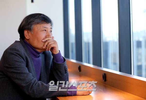 디즈니플러스 '카지노' 시즌2에 출연한 배우 최홍일이 21일 오후 서울 중구 KG타워에서 진행된 일간스포츠와의 인터뷰에 앞서 포즈를 취하고 있다. 김민규 기자 mgkim1@edaily.co.kr /2023.02.21/