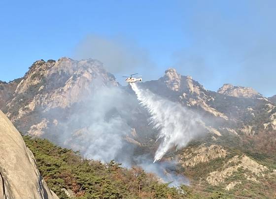 지난해 11월 5일 북한산 수리봉 인근에서 산불이 발생해 진화헬기가 진화에 나서고 있다. 이날 진화헬기는 총 4대가 출동해 약 2시간 만에 진화 완료했다. 김홍준 기자