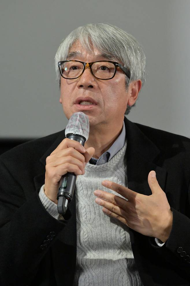 Geologist and "Hidden Earth" presenter Woo Kyung-sik speaks at a press conference at CGV Yongsan in central Seoul on Wednesday. (KBS)
