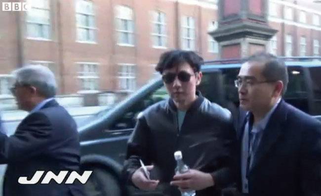 김정은 노동당 총비서의 친형 김정철(왼쪽)이 에릭 클랩튼의 런던 공연장을 찾았을 때 에스코트하던 태영호 당시 주영 북한 공사. [동아DB]