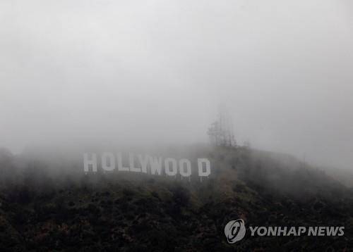 겨울 폭풍 구름 사이로 보이는 '할리우드 사인' [로이터 연합뉴스. 재판매 및 DB 금지]