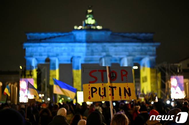 24일(현지시간) 독일 베를린에서 러시아의 우크라이나 침공 1주년을 맞이하여 우크라이나에 대한 지지 시위가 벌어지고 있다. ⓒ 로이터=뉴스1 ⓒ News1 김민수 기자