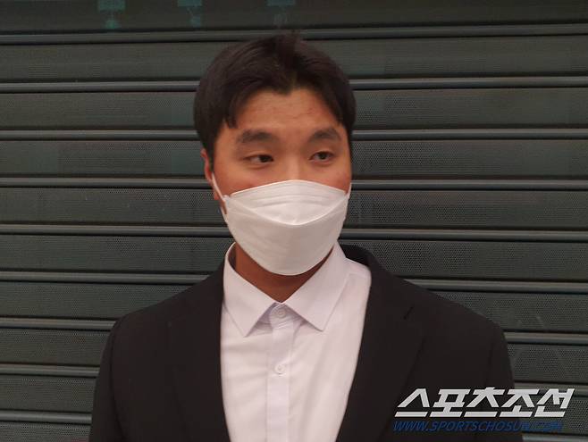 KIA 타이거즈 변우혁이 26일 인천공항에 도착한 뒤 인터뷰를 하고 있다. 인천공항=권인하 기자