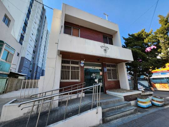 대전 중구 태평동 인근 구 태평치안센터 건물. 허름한 건물에 경찰 마크 흔적이 남아있다. 사진=이태희 기자