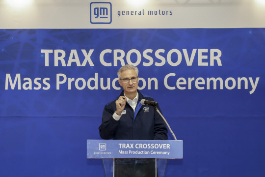 로베르토 렘펠 GM 한국사업장 사장이 지난 24일 창원공장에서 열린 트랙스 크로스오버 양산 기념식에서 발표를 하고 있다. GM 한국사업장 제공