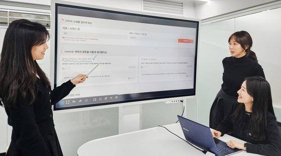 최근 3년간 현대백화점 광고 문구 1만여 건을 집중 학습한 루이스는 최적의 광고 카피, 판촉 행사 소개문을 단시간내 뽑아낸다. 사진 현대백화점