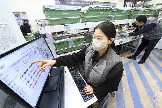 최근 유통업계서 인공지능의 활용 범위가 넓어지고 있다. 롯데온은 KT와 손잡고 인공지능 운송 플랫폼을 도입했다.