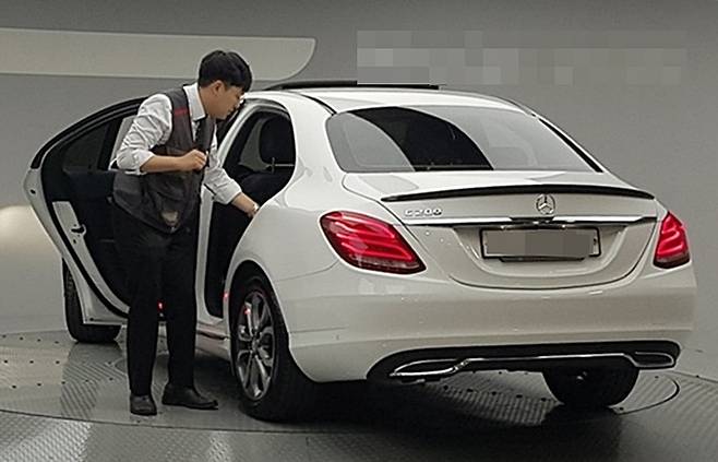 수입 중고차 진단 장면 [사진출처=케이카]