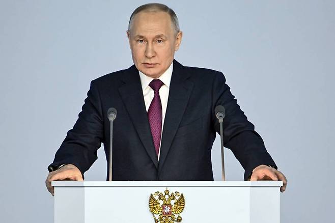 [모스크바=AP/뉴시스] 블라디미르 푸틴 러시아 대통령이 21일(현지시간) 모스크바에서 연례 국정연설을 하고 있다. 푸틴 대통령은 이날 미국과의 신전략무기감축협정(뉴스타트 조약) 참여를 중단한다고 선언하고 "미국이 핵실험을 재개하면 러시아도 재개할 것"이라고 경고했다. 2023.2.22.