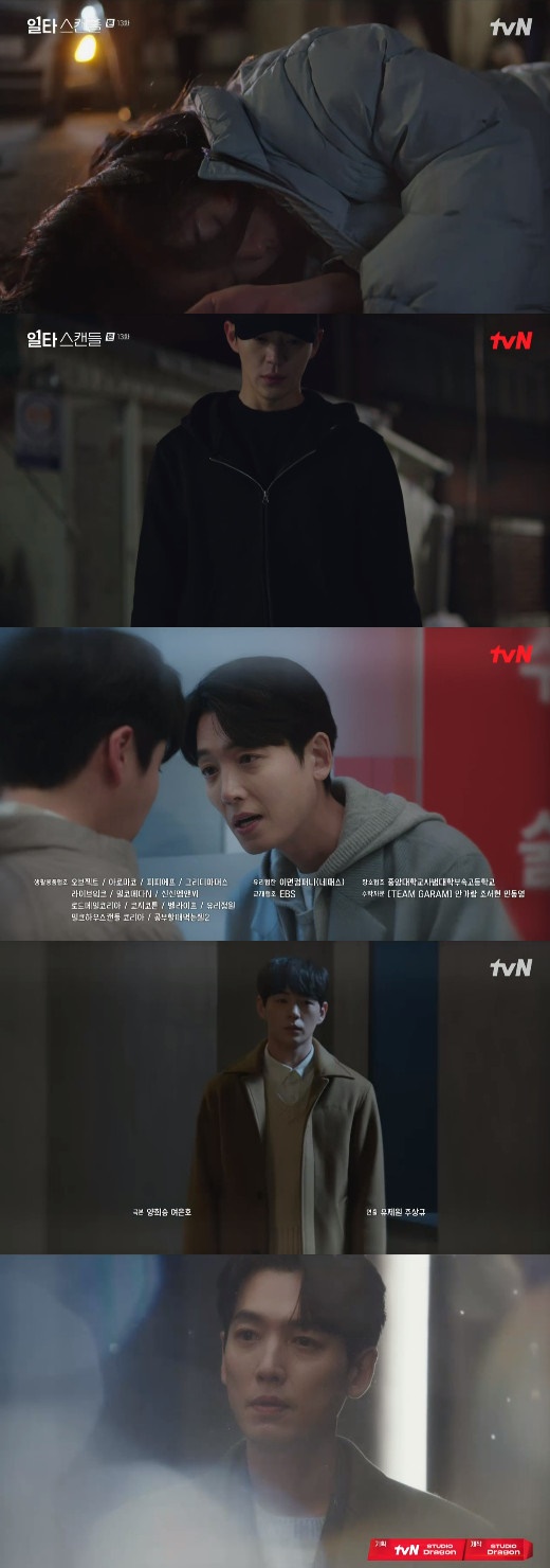 In Crash Course in Romance, Jung Kyung-ho began to suspect Shin Jae-ha.In the 13th episode of the cable channel tvN Saturday drama Crash Course in Romance broadcasted on the afternoon of the 25th, Shin Jae-ha, an iron beads serial killer, was drawn.Jang Seo-jins son, Lee Hee-jae (Kim Tae-jeong), said, There is another culprit who killed Jin I-sang (Ji Il-ju). I was an eyewitness. I chased them. There were stray cats that I fed, but at some point they started to die or get hurt.I was hit by iron beads shot by someone. I kept going around to catch the perpetrator. I didnt see his face. He was wearing a hat. But the hand that grabbed my neck, it was a long white hand, and I felt calluses on my index finger. It was very hard and rough calluses, he said, clearing his name and taking a step closer to catching Jin-bum Ji Dong-hee.The Southbound ship (Jeon Do-yeon) witnesses Ji Dong-hees two faces, as Ji Dong-hee throws Sandwich, a gift from the Southbound ship, into a garbage can.Nevertheless, Ji Dong-hee said coldly, So what do you want to say? Did I intentionally put my boss in danger?Choi Hwang Chi-yeul (Jung Kyung-ho), who appeared at the time, said to Nam Haeng-sun, There must be a misunderstanding. He went that far, theres no reason... and wrapped Ji Dong-hee up.However, in the 14th trailer released at the end of the broadcast, Choi Hwang Chi-yeul said, I do not know. I suspect Dong-hee is who he is and why he is next to me.Ji Dong-hees violent rampage seems to have caused even Choi Hwang Chi-yeul to turn around, causing shock when he attempted to kill his nephew Namhaei (royunseo) following the Namhaeng Line.Namhae was hit by a car while running away from Ji Dong-hee, and Coma was announced. However, Ji Dong-hee made up his mind that he tried to make an extreme choice and raised his curiosity about the future development.