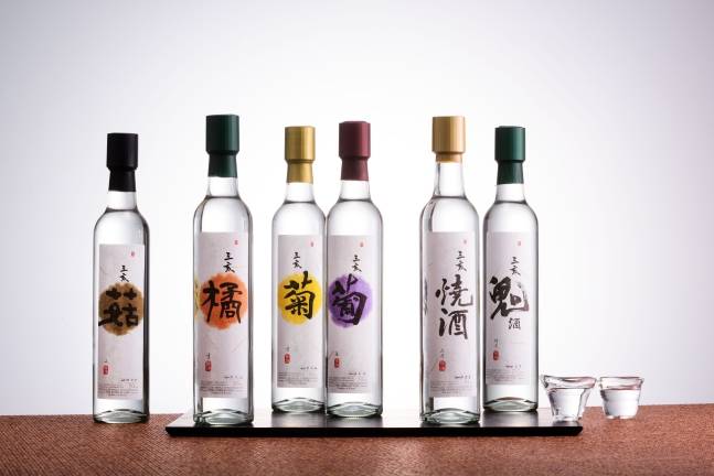 삼해소주가 제품들. 왼쪽부터 삼해고(상황버섯), 삼해귤, 삼해국(국화), 삼해포(포도), 삼해소주, 삼해귀주. 삼해소주 제공