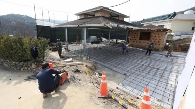 공사 중인 경남 양산시 하북면 평산마을 문 전 대통령 책방 [연합]