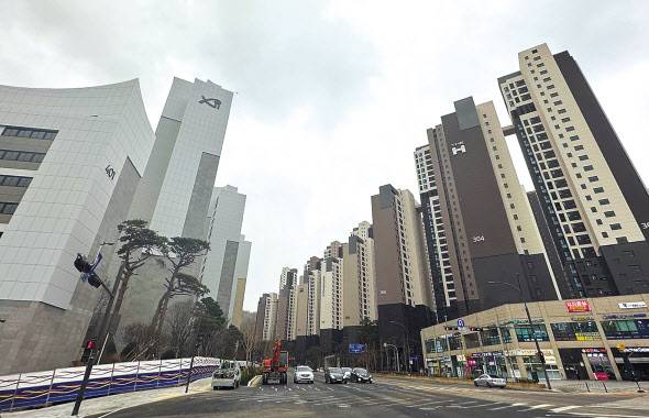 서울 개포동 ‘개포자이프레지던스’(왼쪽) 모습. 신혜원 기자