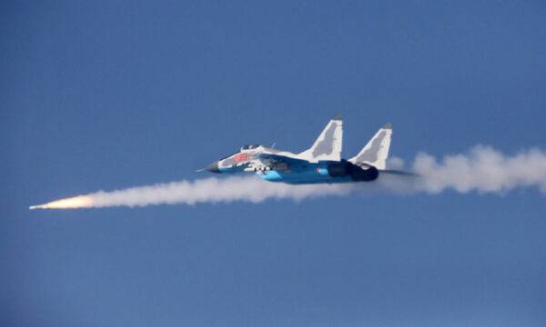 북한 공군 미그-29 전투기가 미사일을 발사하고 있다. 조선중앙TV 캡쳐
