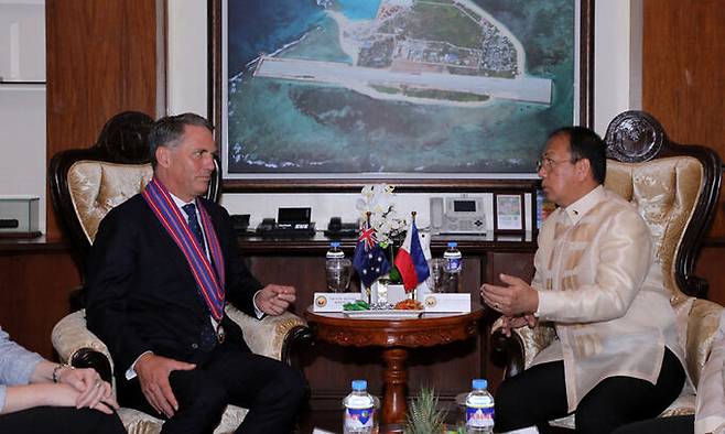 리처드 말레스 호주 부총리 겸 국방장관(왼쪽)과 칼리토 갈베스 주니어 필리핀 국방장관이 22일 필리핀 퀘존시티의 아귀날도 기지에서 회담을 하고 있다. 케존시티=로이터연합뉴스, 필리핀 국방부 제공