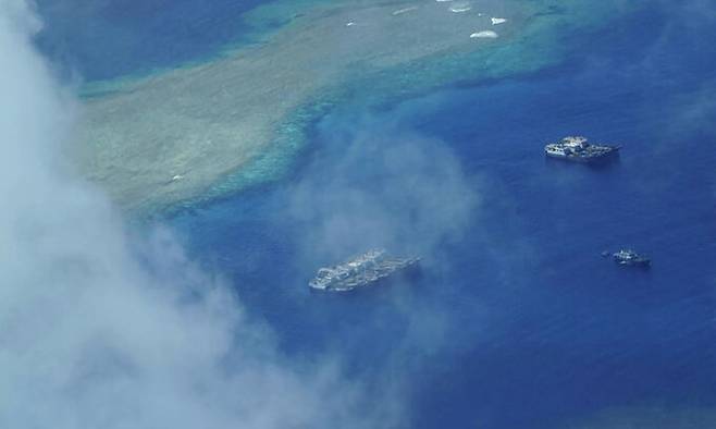 남중국해의 도서들을 둘러싸고 중국과 필리핀의 영유권 분쟁이 이어지고 있는 가운데 21일 남중국해 스프래틀리 인근 해역에서 중국 해군의 군함으로 의심되는 선박들이 보이고 있다. 스트래틀리=AFP연합뉴스