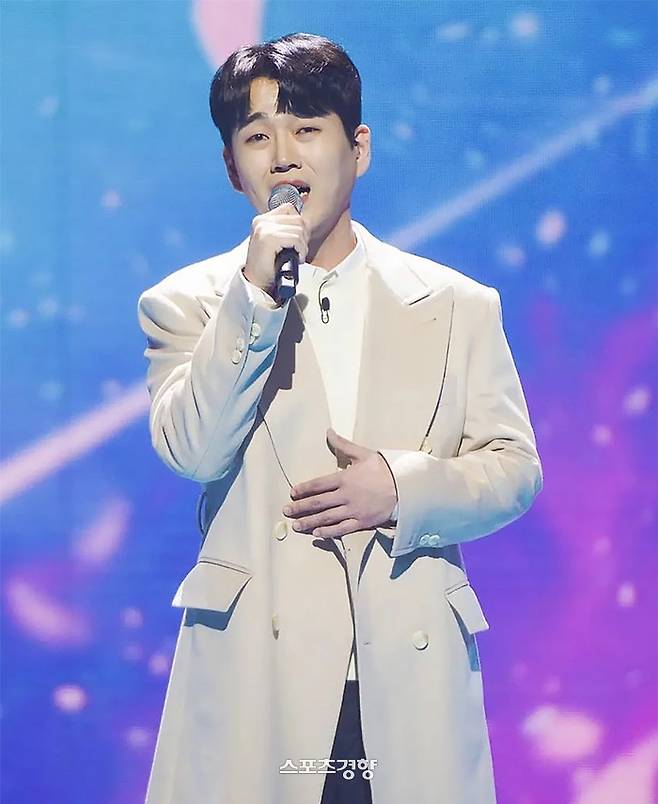 가수 황영웅을 둘러싼 여러 논란과 의혹이 이어졌고 일부 시청자가 방심위에 이와 관련한 민원을 제기한 것으로 알려졌다. MBN 제공