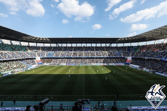 25일 울산 현대와 전북 현대의 하나원큐 K리그1 2023 개막전이 열린 울산문수축구경기장에 많은 관중들이 경기를 지켜보고 있다. /사진=한국프로축구연맹 제공