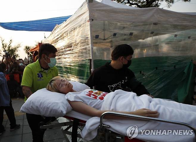 들것에 실려 대법원 앞으로 이동하는 태국 활동가 [EPA 연합뉴스 자료사진. 재판매 및 DB 금지]