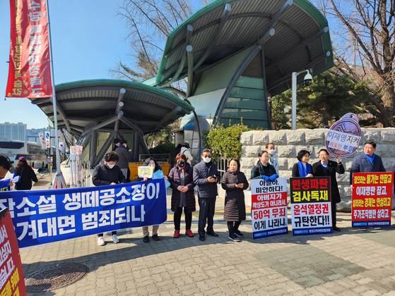 27일 오후 국회 본회의 이재명 더불어민주당 대표 체포동의안 표결을 앞두고 국회 앞 도로에선 여야 지지자들의 피켓 시위가 이어졌다. 민주당 지지자들은 많게는 17명까지 국회 앞 도로의 인도에 모여 ″민생 파탄, 검사독재″, ″잡으라는 물가는 안잡고 이재명만 잡고″ 등의 피켓을 들었다. ″생떼 공소장이 우겨대면 범죄되나″, ″50억 무죄 이게 나라냐″ 등의 피켓도 보였다. 〈사진=허경진 기자〉