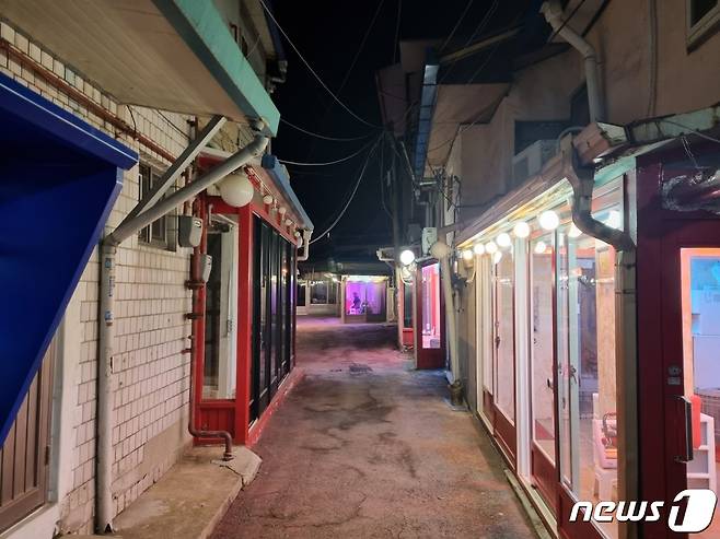 26일 오후 경기 동두천시 생연7리 성매매 집결지에서 업소들이 영업을 하고 있다.2023.02.26./뉴스1 양희문 기자