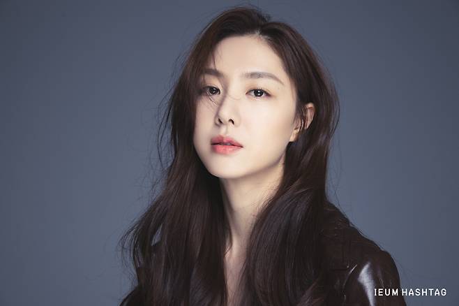 Actor Seo Ji-hye has expressed his views on marriage.Seo Ji-hye recently met with me and said, It was amazing for the actors to meet in the work and go to the marriage, so I asked them this and that. I now have more difficulty in marriage.There was a story about the marriage of the marriages that I met in the work.Actor Hyun Bin and Son Ye-jin, who co-wrote together in the blockbuster Unstoppable Love, married last year, and Actor Lee Sang-woo, who appeared in the opposite role in this red balloon, also met his current wife Kim So-yeon in the drama  It is because.Seo Ji-hye said, Lee Sang-woo also married me while I was in the drama, and I wondered how I was going to marry.He said, There are some good points and some bad points. It is amazing.Seo Ji-hye said, Marriage goes back and forth, thinking that I want to do it, but I do not want to finish it like homework in a hurry.It is not until the non-marriage, but it seems to be doing this because there is no opponent of destiny. It is bitter. I dont want to go out and do it. Im envious of being a couple and being a couple while doing a drama, but on the other hand, Im not interested because its not my job.Its not my man, is it? he laughed.My younger brother is really worried about me. My younger brother is married, has a baby, and is living a good life, so he says I should date him. If I dont date, my love cells will die, he added.Nevertheless, about the reason for postponing dating, I live alone, so married friends come to my house to evacuate. I feel like a resting place. When I come here, I tell them that I have a breath.But if you chat with your friends, it takes 5 to 6 hours. So if you say why not go home, if you are used to being alone, you can not marry and tell anyone to love quickly. It seems to be popular, but the situation is different. There are a lot of people who think that it is difficult because I talk a lot about urban image and cold beauty.When I get to know him a little, I think hes a little thick-skinned, but it took me a long time before that, so I dont have it (laughs).Seo Ji-hye said, Its hard now. I wish I was handsome and tall in the past, but now it seems more difficult to listen to married friends.It is not uncommon to live with someone else. I do not know if I do not know what to marry, but now it seems harder because I know it. I just do not know what to do.