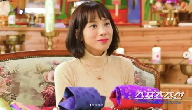 The marriage was done by Seo In-young, but the topic became more Cho Min-ah.Cho Min-ah claimed an eight-year outcast and posted a long article on the 27th, saying, I write long articles because the province is too much and too unpleasant.What made her so angry?On the 26th, Seo In-young was married to an IT businessman in Seoul, and Park Jung-ah Lee Ji Hyun, a member of Jewelry, positively posed for Kim Eun-jung.I did not see Cho Min-ahs appearance, but Cho Min-ah did not receive an invitation. How do you know? Even if I keep in touch with you personally, from the time of Three Wheels in 2015, Sugar Man and With God I have been watching TV for three days without any contact, he said.I did not say a word for eight years, but at the end of last year, I talked to Sister Junga for the first time about this part, and if I had to broadcast with Jewelry, I would at least say something, I did not hear the answer, he said.Cho Min-ae said, I did not come to my wedding, but I was following me. I do not think I need to make a disagreement with Lee Ji Hyun Sister. I have been broadcasting with you and I have not been in contact with you. I sent a direct message, but I did not have an answer when I read the message. In the photo of Katok, Park Jung-ah and Lee Ji Hyun had a message from Cho Min-ah that they did not receive an answer. Cho Min-ah told Park Jung-ah, My mother was sad to see three broadcasts from before.I do not know what The Convict or the deceased is, he said. I do not contact each other because I buy it, and I do not see it.Lee Ji Hyun also said, I contacted other members and broadcast together, but Sister said that I was uncomfortable, so I only broadcast three. I thought Sister would contact me if it got better.Now lets get in touch and lets do it together if we have to broadcast. On this day, Cho Min-ae seems to have posted the article because he felt the need to express his position regarding the DM or the participation of the fans.Jewelry is a group that has had a lot of member replacements, so the term complete is not accurate, so why should I be bothered by articles about Jewelry?In addition, Cho Min-ah expressed her sorrow for a long time in a fans post, saying, Cant each of us think only of cheering from a distance? and added, Cant we look different depending on peoples perspectives? I think courtesy and duty should be followed.On the other hand, Jewelry is a four-member female group that debuted in 2001. Jo Min-ah belonged to Jewelry from 2002 to 2006. Participating albums are 2nd, 3rd and 4th.During this period, Cho Min-ah was active with Park Jung-ah, Lee Ji Hyun, and Seo In-young.