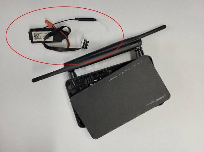 인천 남동경찰서에서 압수한 인터넷 공유기로 위장한 카메라. [사진출처=연합뉴스]