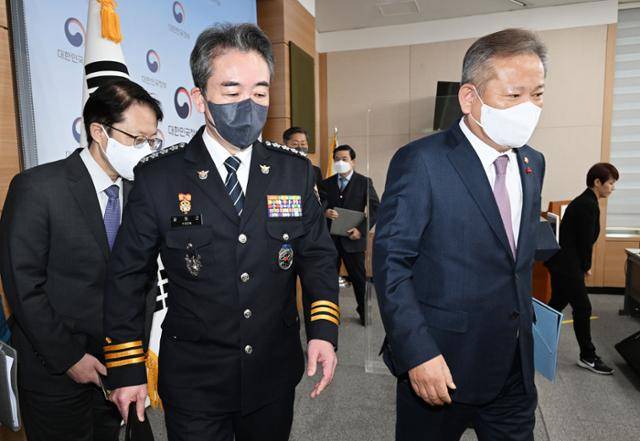 이상민(오른쪽) 행정안전부 장관과 윤희근 경찰청장이 지난해 12월 서울 종로구 정부서울청사 별관에서 열린 경찰 치안역량 및 책임성 강화를 위한 조직 및 인사제도 개선 방안 발표를 마친 뒤 퇴장하고 있다. 고영권 기자