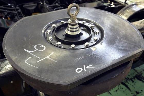 차량 사업소 정비공장에서 검수를 마친 전동차의 하부. 'OK'와 '완'은 성능·안정성에 대한 여러 테스트가 끝났다는 의미이다.