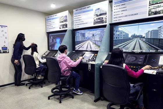 소중 학생기자단이 전동차 모의운전 연습기를 통해 전동차를 운전하는 방법을 알아봤다.