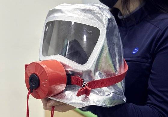 지하철 승강장에서 화재가 발생했을 때 사용하는 화재용 마스크. 역마다 승강장에서 찾기 쉬운 위치에 있다.