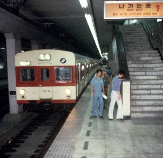 1970년대 지하철역 내부 전경. 전동차 1세대인 저항제어 열차가 지하철역을 나서고 있다. 국가기록원