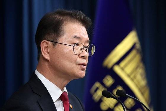 이정식 고용노동부 장관이 20일 서울 용산 대통령실 청사에서 윤석열 대통령에게 보고한 노조 회계 투명성 관련 내용을 브리핑 하고 있다. 뉴시스
