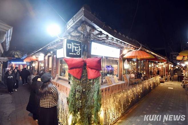 골목과 한옥이 어우러진 익선동은 먹거리, 볼거리, 즐길거리 등 소비와 문화 활동이 동시에 가능한 공간이어서 MZ세대에 인기가 높다.