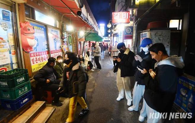 익선동 골목의 한 전문 식당 앞에서 만난 곽우영(26) 씨는 “모처럼 친구들과 소문을 듣고 찾아왔다. 생각보다 볼거리, 먹거리가 많아서 놀랐고 사람들이 너무 많아 두 번 놀랐다.”면서 “바로 길 건너편에 어려운 이웃들이 모여 살고 있는 지는 전혀 몰랐다.”고 답했다.