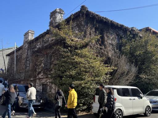 26일 오후 인천 중구 차이나타운을 찾은  관광객들이 흉물스럽게 방치 된 빈 건물을 지나가고 있다. 박주연기자