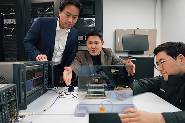 The world’s first reconfigurable intelligent surface (RIS) technology capable of transmitting 6G candidate frequencies [Photo provided by SK telecom]