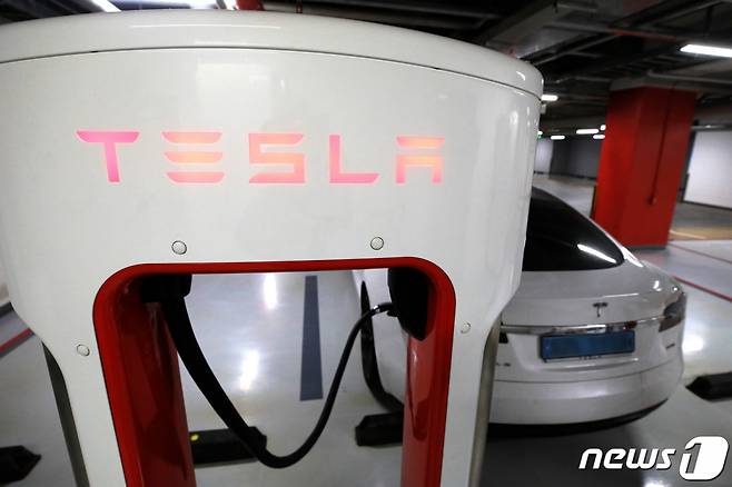 (서울=뉴스1) 구윤성 기자 = 전기차 업체 테슬라가 전기차 배터리 성능을 과장 광고하고 소비자의 주문 취소를 방해해 공정거래위원회 제재를 받게 됐다.  공정위는 테슬라코리아 유한회사·테슬라 인코퍼레이티드(이하 테슬라)의 표시광고법 위반행위에 과징금 28억5200만 원, 전자상거래법 위반행위에 과태료 100만 원을 부과하고 시정명령을 내렸다고 3일 밝혔다.  사진은 이날 서울 강남구의 한 테슬라 전기차 전용 충전구역. 2023.1.3/뉴스1  Copyright (C) 뉴스1. All rights reserved. 무단 전재 및 재배포 금지.