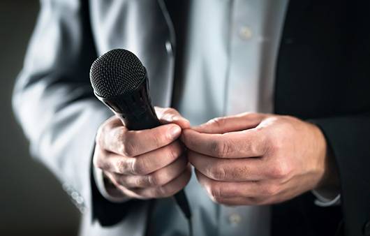 보통 프레젠테이션이나 면접 등과 같은 과도한 긴장상태가 아닌 일상생활에서도 목소리가 심하게 떨린다면 연축성 발성 장애를 의심해 봐야 한다ㅣ출처: 게티이미지 뱅크