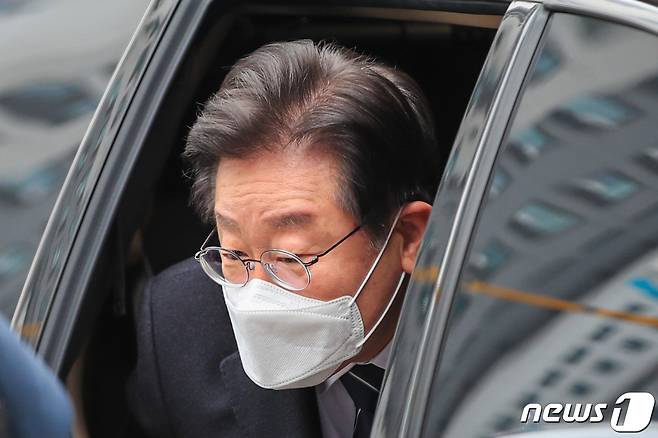 이재명 민주당 대표가 28일 오전 학교급식노동자 폐암 진단 관련 민생현장 방문을 위해 서울 은평구 수색초등학교에 도착하고 있다. (공동취재) 2023.2.28/뉴스1 ⓒ News1 송원영 기자