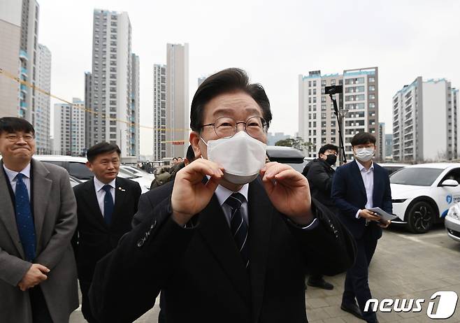 이재명 민주당 대표가 28일 오전 학교급식노동자 폐암 진단 관련 민생현장 방문을 위해 서울 은평구 수색초등학교에 도착하고 있다. (공동취재) 2023.2.28/뉴스1 ⓒ News1 송원영 기자