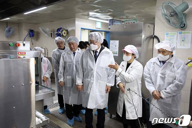 이재명 더불어민주당 대표가 학교 급식노동자 폐암 진단 관련 민생현장 확인 차 28일 서울 은평구 수색초등학교를 방문해 조리실을 둘러보고 있다. (공동취재) 2023.2.28/뉴스1 ⓒ News1 송원영 기자